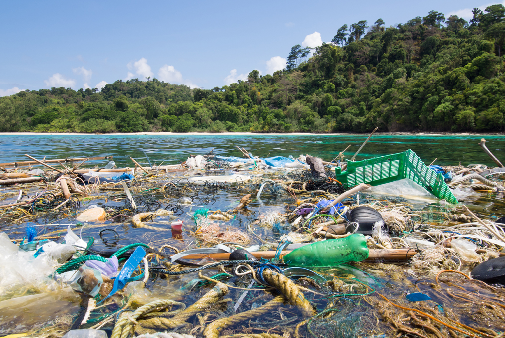 Strand voller Plastik