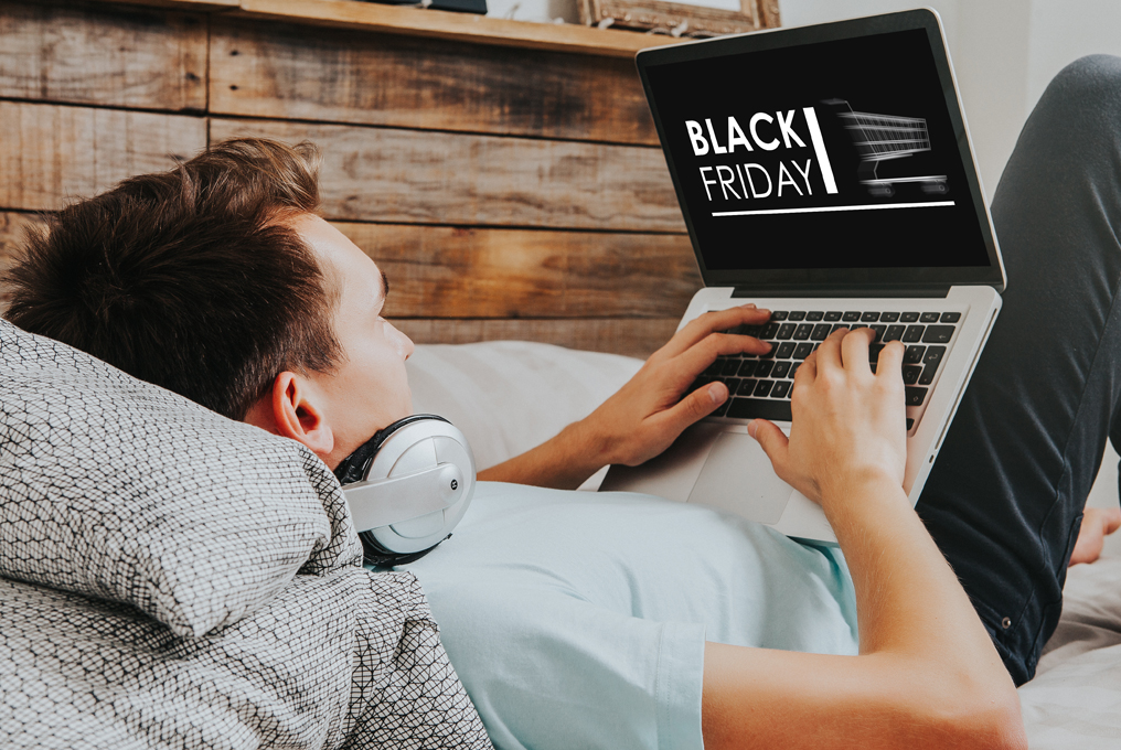 Mann am Online-shoppen