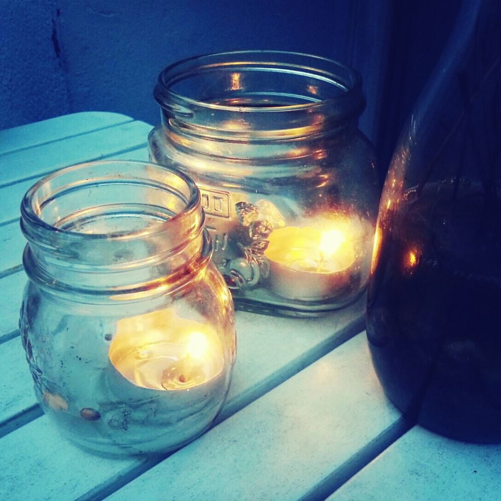 bocaux de conservation avec des bougies
