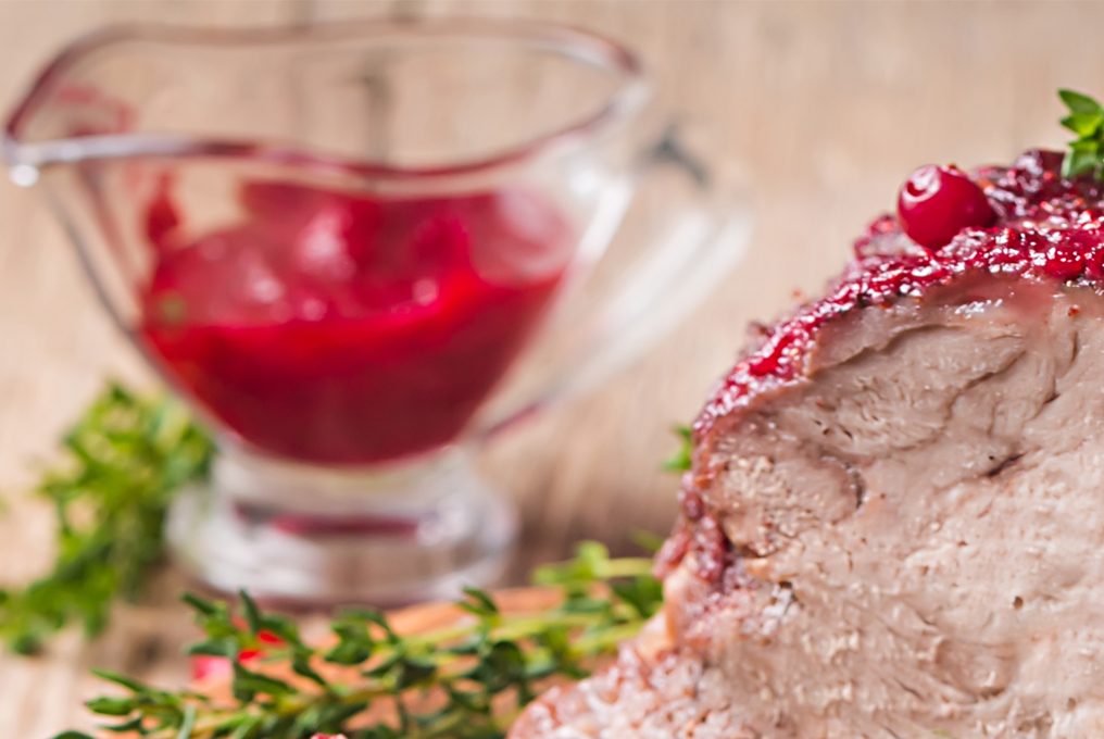 Un pezzo di filetto con salsa di mirtilli rossi.