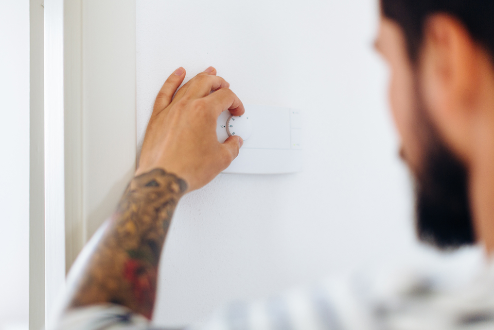 Ein Mann dimmt das Licht.