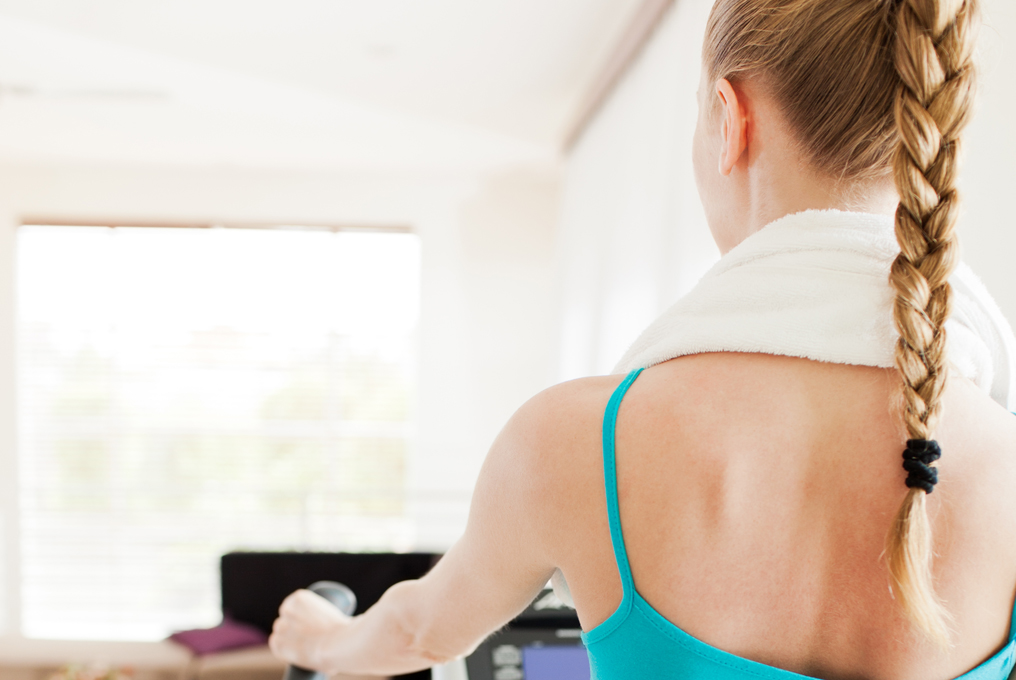 Eine Frau auf einem Laufband.