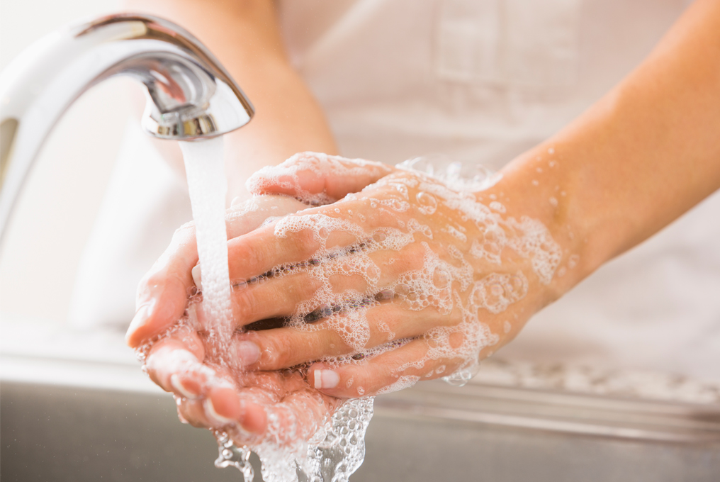 Händewaschen um einer Erkältung vorbeugen.