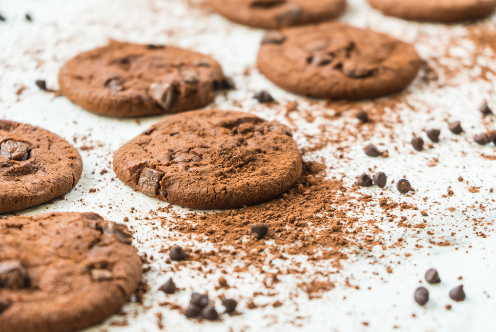 Schokoladenkekse mit Kakaopulver.