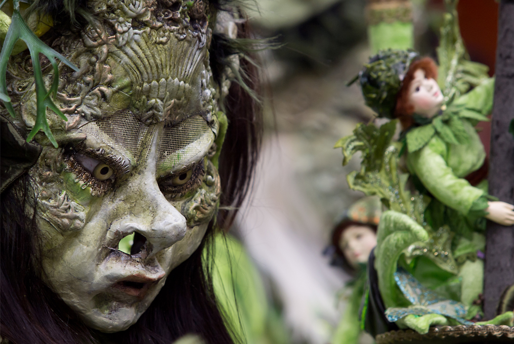 Un carro con una larva verde.