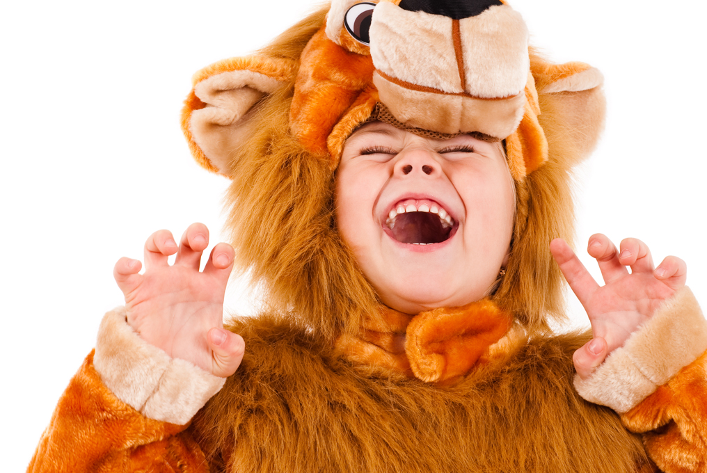 Un bambino in costume da leone.