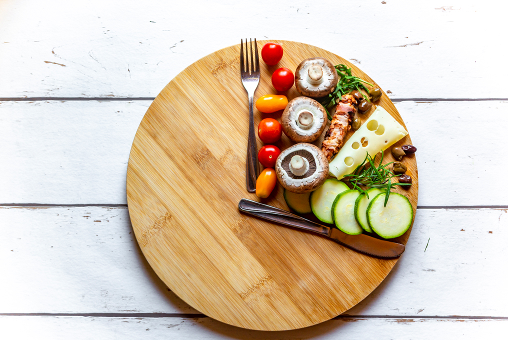 Ein Tablett mit zwei drittel Essen als Uhr dargestellt.