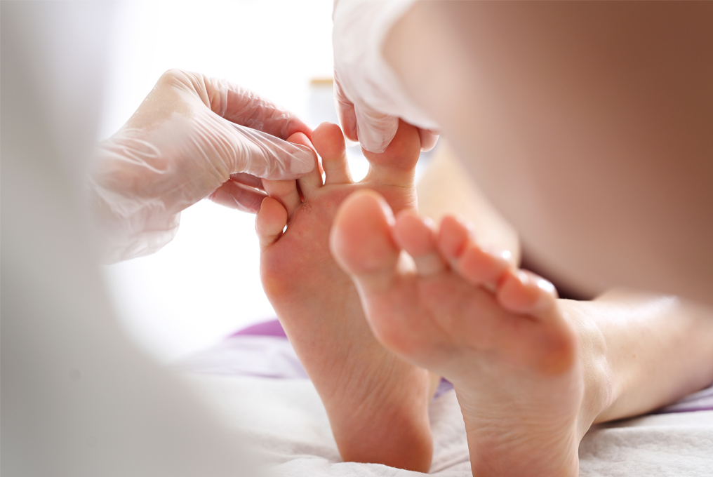 Quelqu'un se fait masser les orteils.