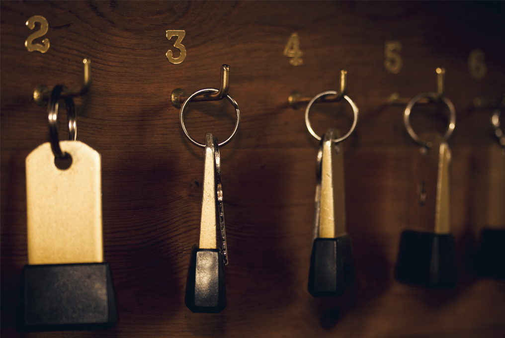 Différentes clés sont accrochées au mur.