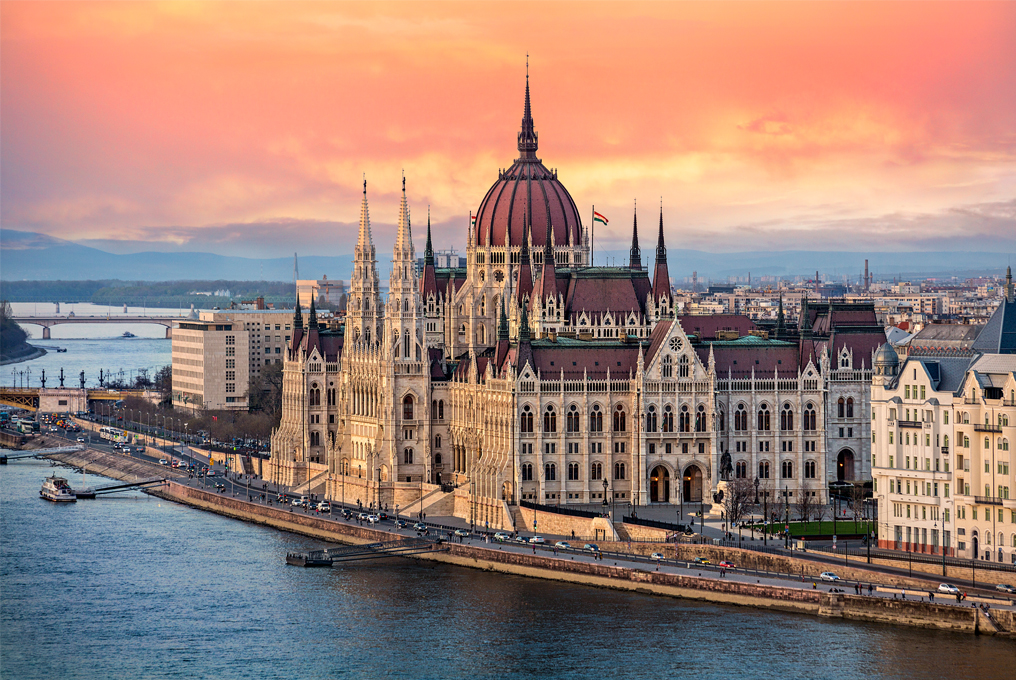 Un castello sul bordo dell'acqua a Budapest.