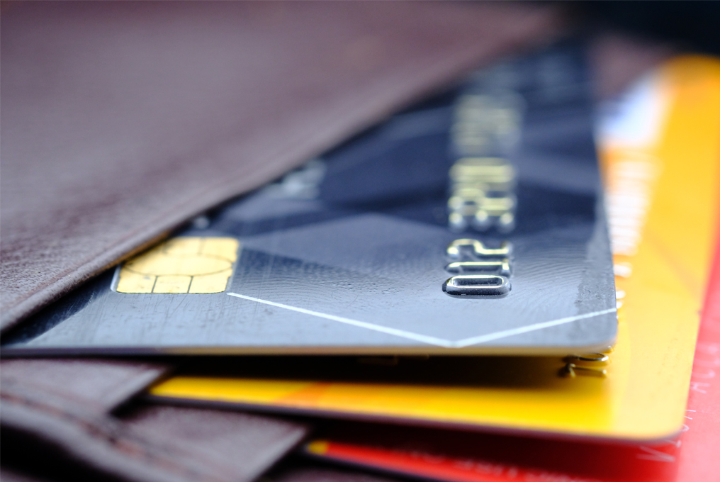 Cartes bancaires de différentes couleurs.