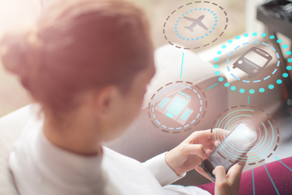 Une personne réserve des vacances sur un téléphone portable.