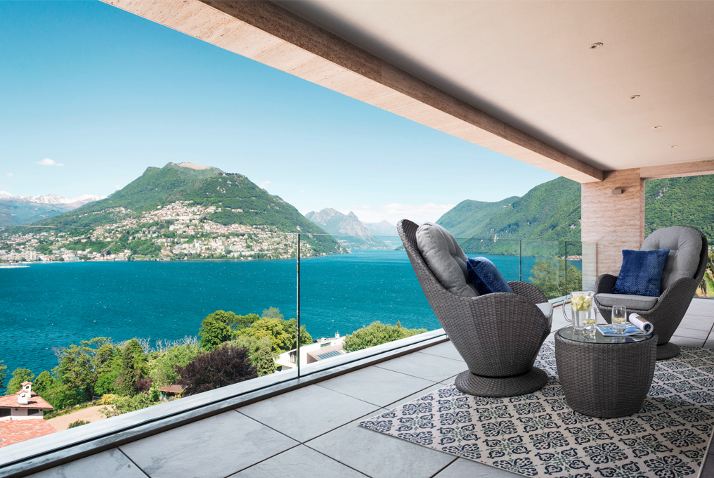 Bellissimo balcone con una splendida vista sull'acqua.