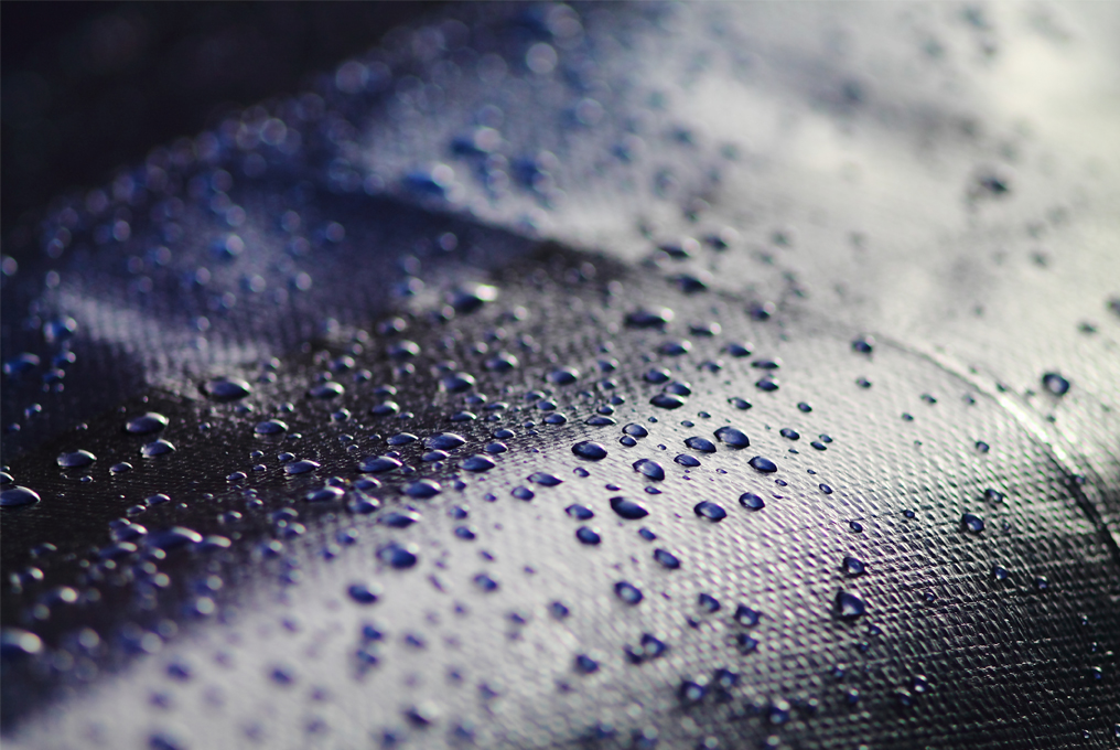 Outdoor-Möbel mit Regentropfen drauf.