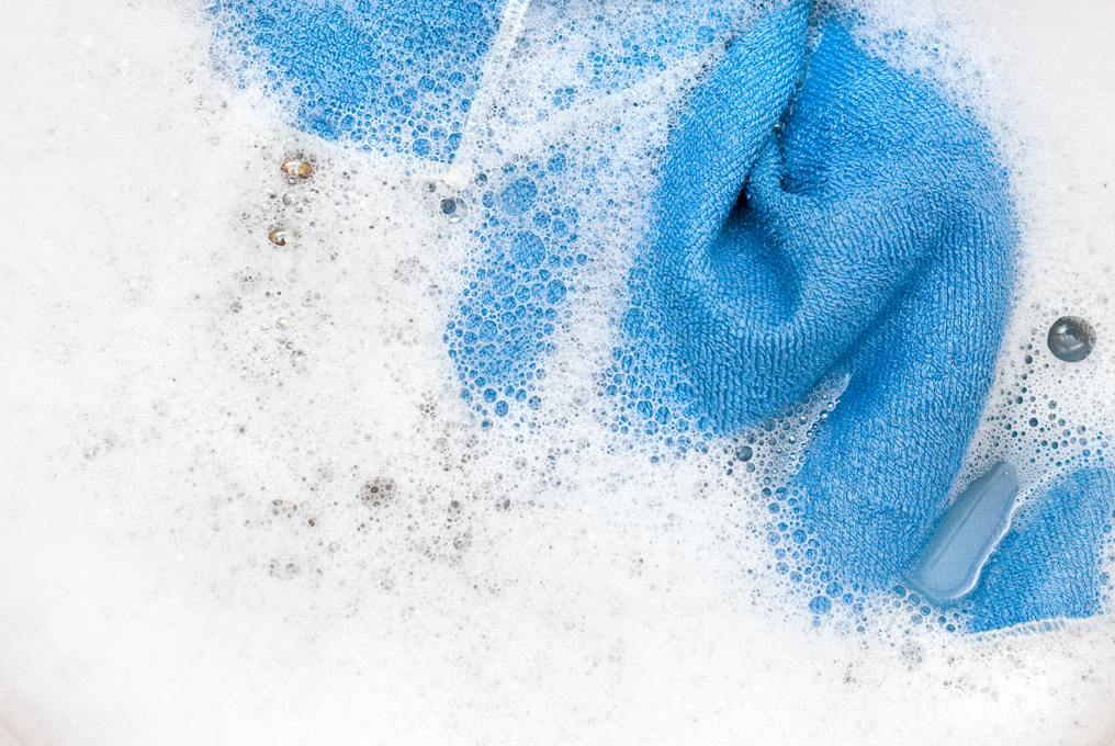 Lappen in schaumigem Wasser