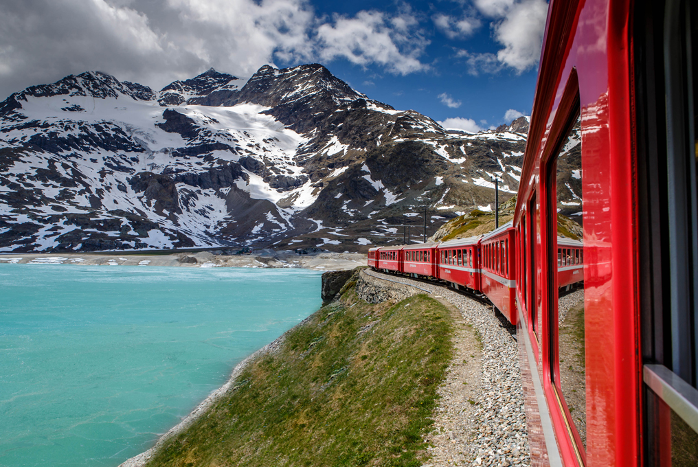Viaggio in treno vicino alle acque