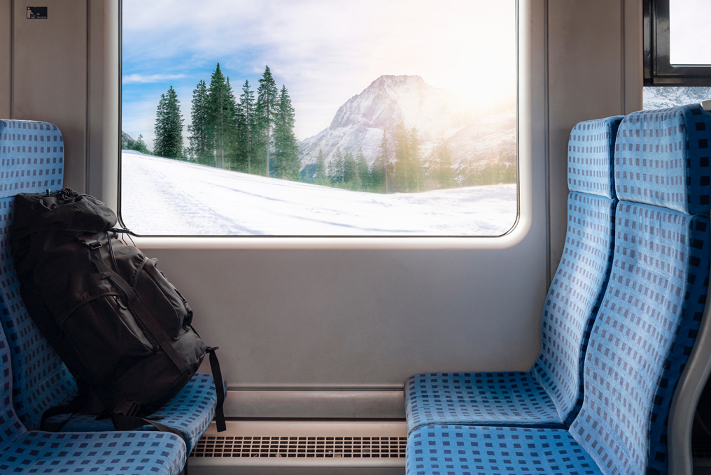 Quattro posti a sedere sul treno con una vista meravigliosa.