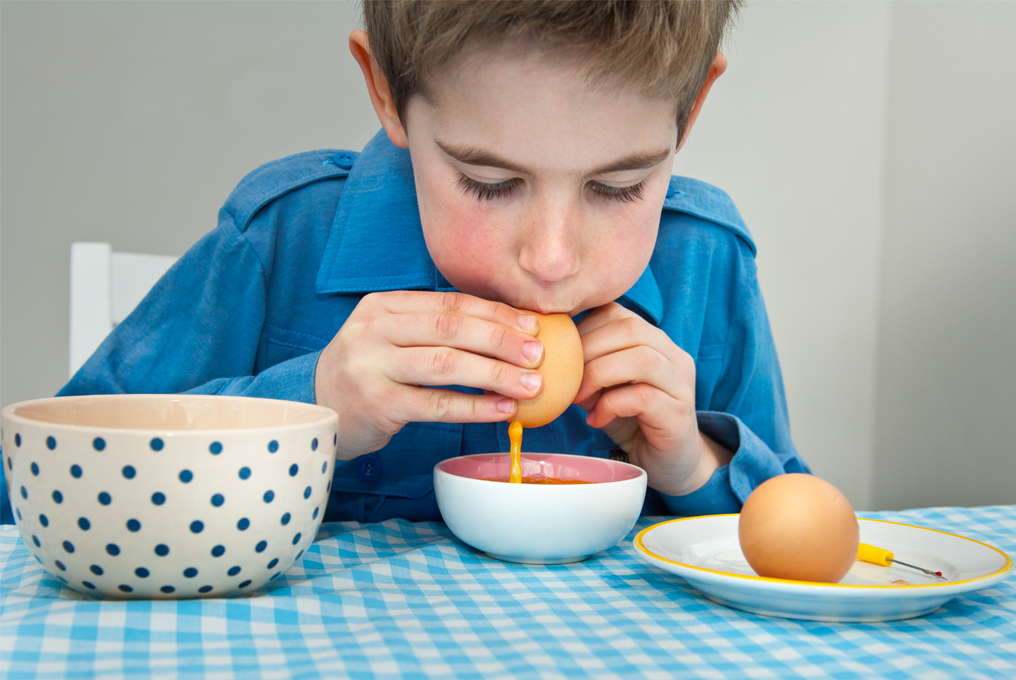 Un ragazzino fa saltare le uova di Pasqua.