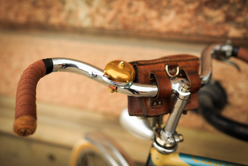 Stylische goldene Retroklingel am Retrobike.