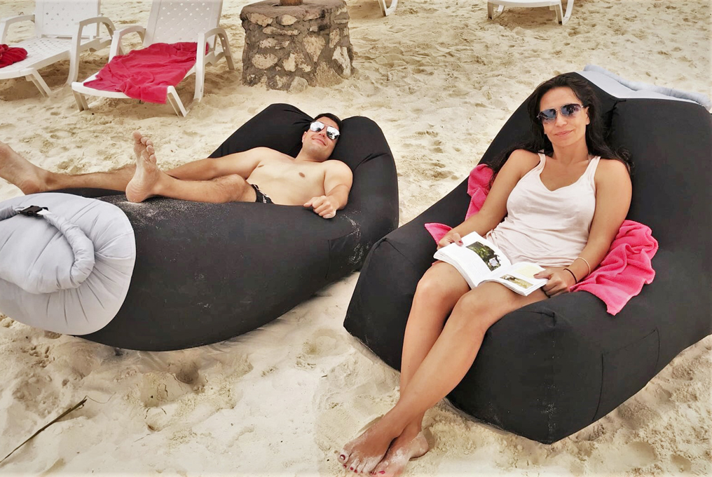 Donna e uomo che si rilassano.