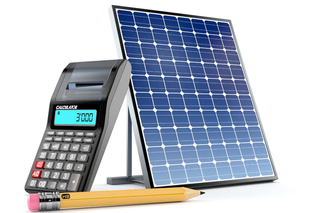 ein Rechner, eine Solarplate und Stifte stehen nebeneinander.