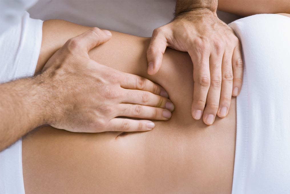 Eine Frau wird Osteopathisch behandelt.