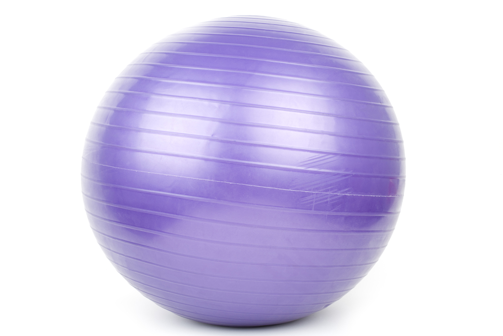 una palla da ginnastica viola.