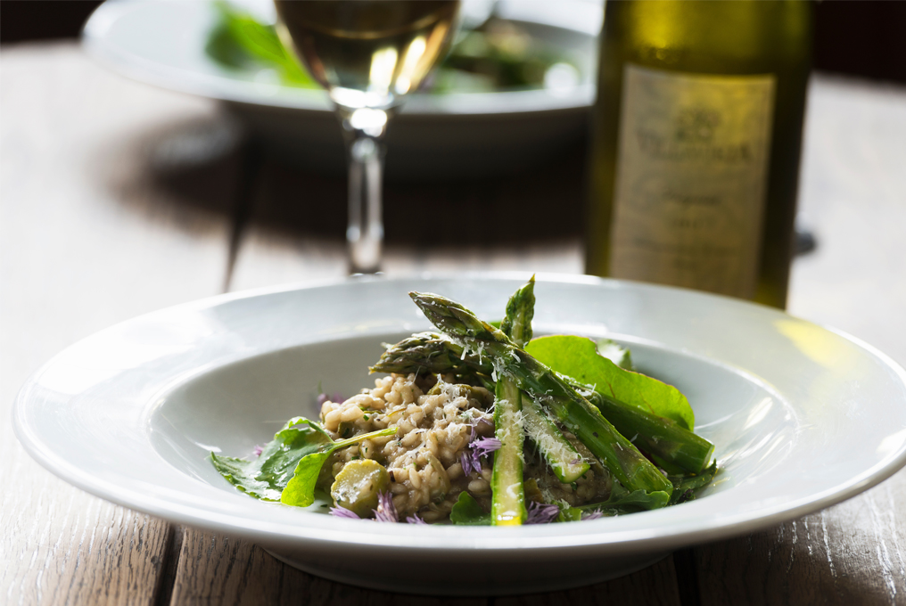 Risotto agli asparagi con aglio selvatico e parmigiano reggiano