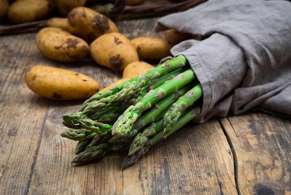 Un bouquet di asparagi verdi.