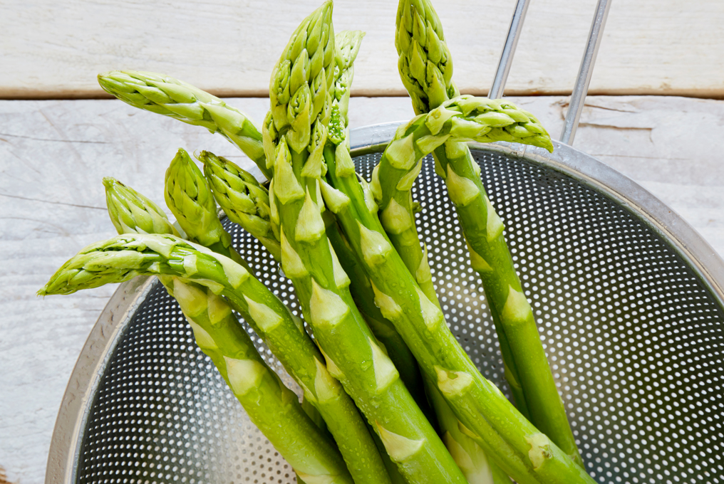 Asperges dans une passoire.