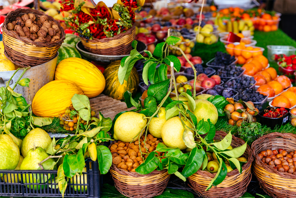Eine grosse Auswahl von Früchten.