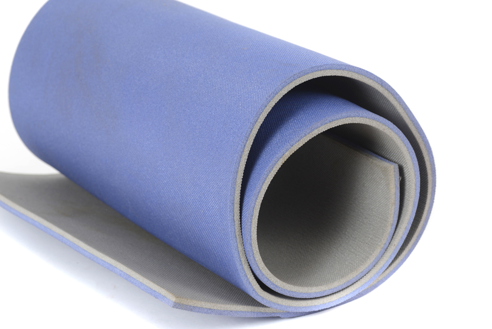 Un tapis de camping bleu