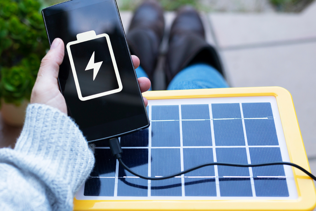 Un téléphone portable est chargé avec un chargeur solaire