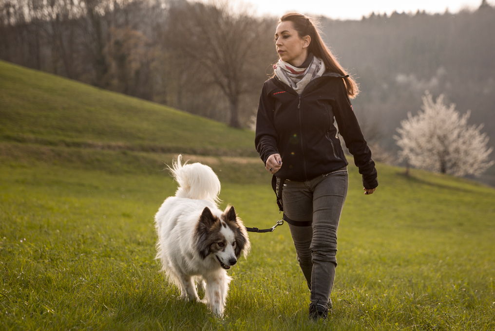Frau spaziert mit ihrem Hund