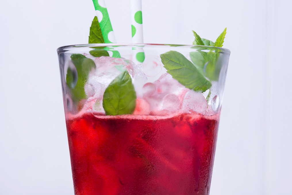 Un bicchiere di spritzer ai frutti di bosco