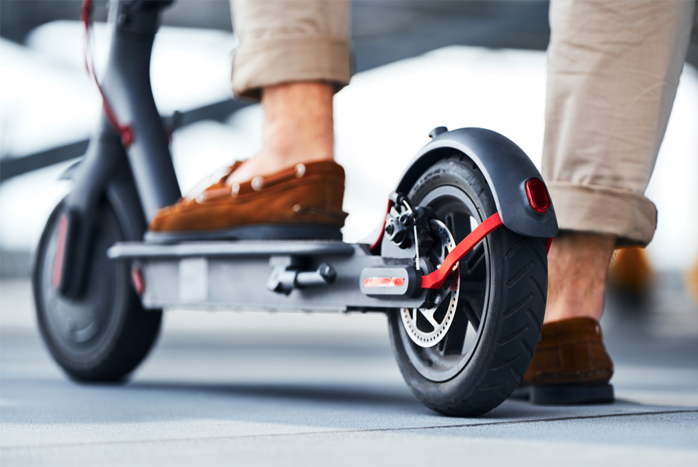 Uno scooter elettrico con un uomo sopra.