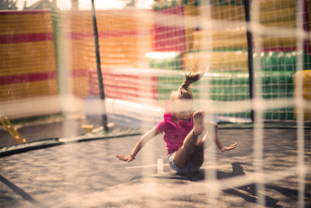 Une fille sur un trampoline