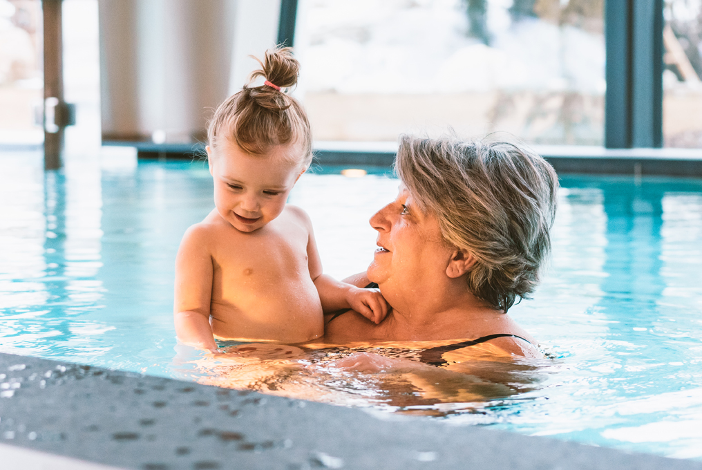 Une grand-mère et sa petite-fille dans la piscine