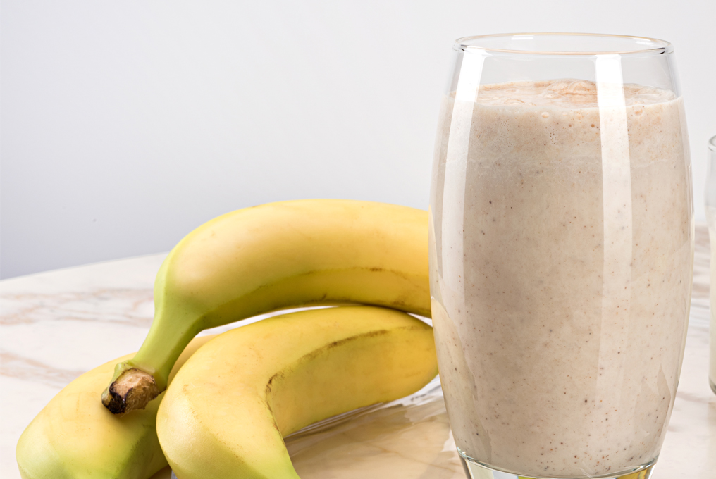 Ein Glas Schokoladen-Bananenfrappé