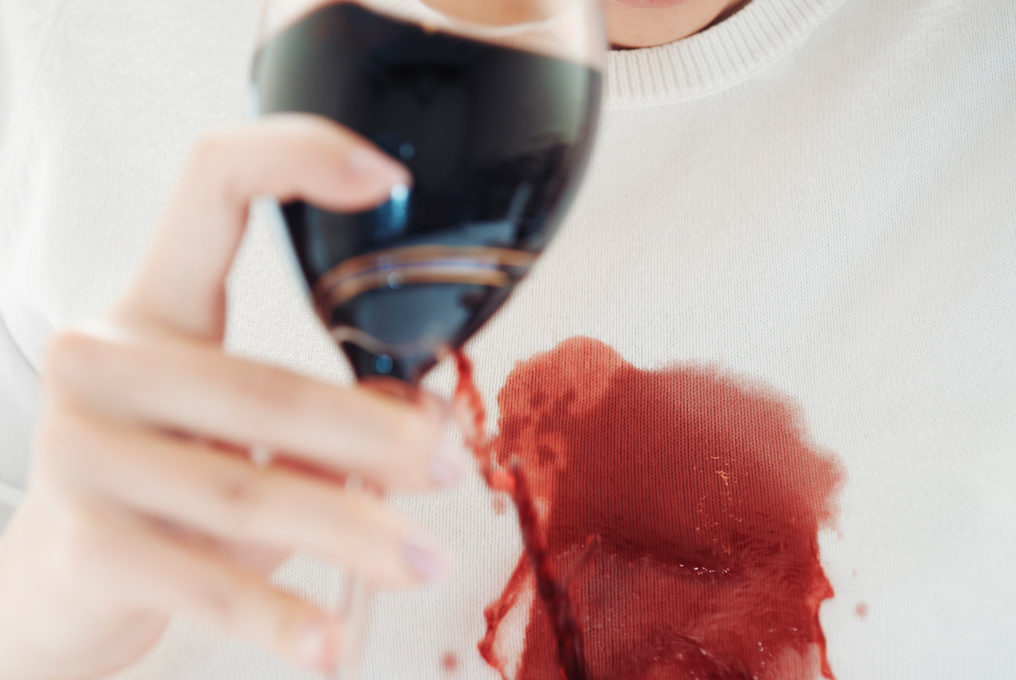 Maglietta bianca con una macchia di vino rosso