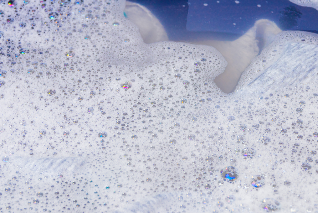 Un secchio d'acqua con sapone