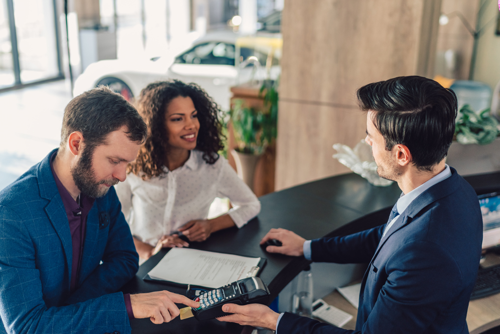 Una donna e due uomini discutono di qualcosa.