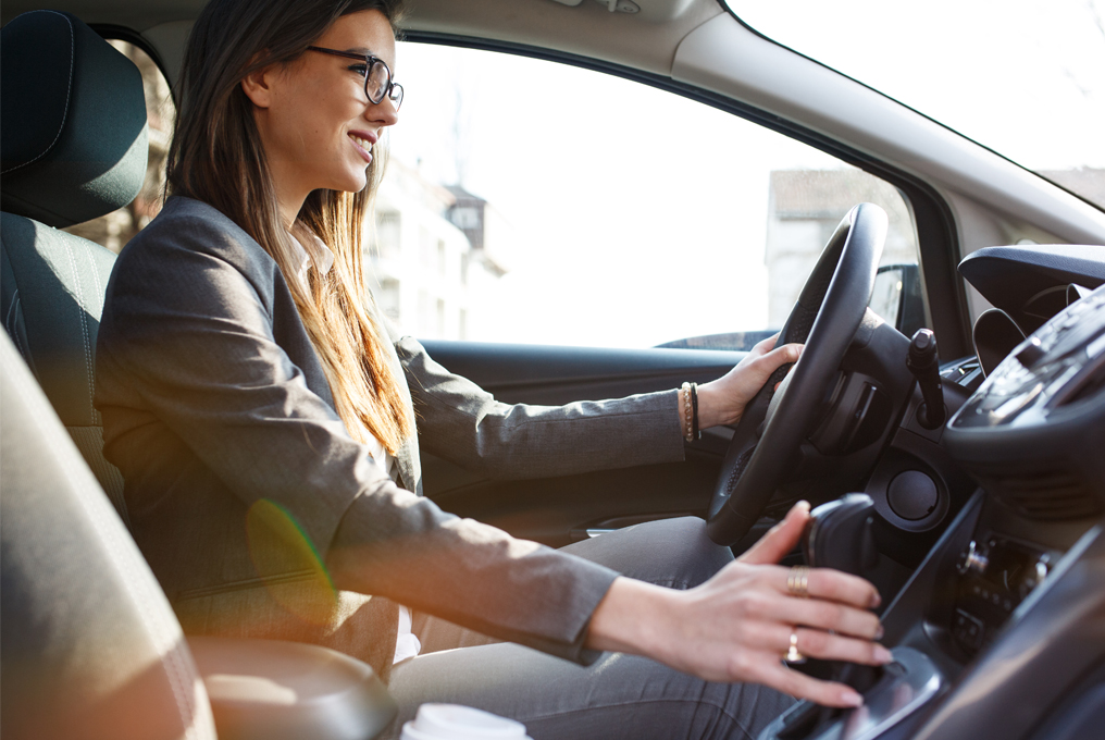 Una donna alla guida di un'auto