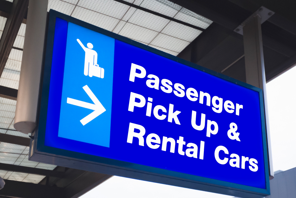 Un tabellone con l'auto a noleggio.