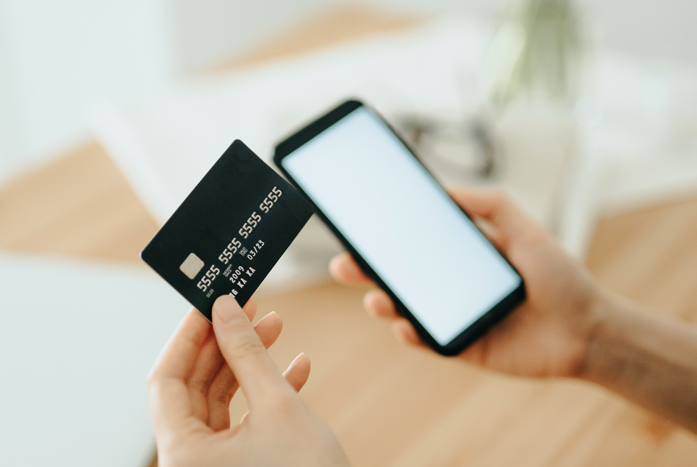 Una donna paga con la sua carta di credito