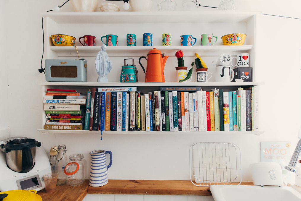 Viele Kochbücher in einem Regal