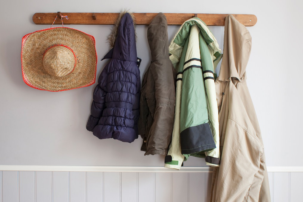 Vestiti diversi su appendiabiti diversi