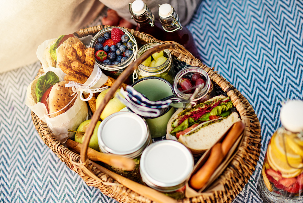 Ein Picknickkorb voller Essen