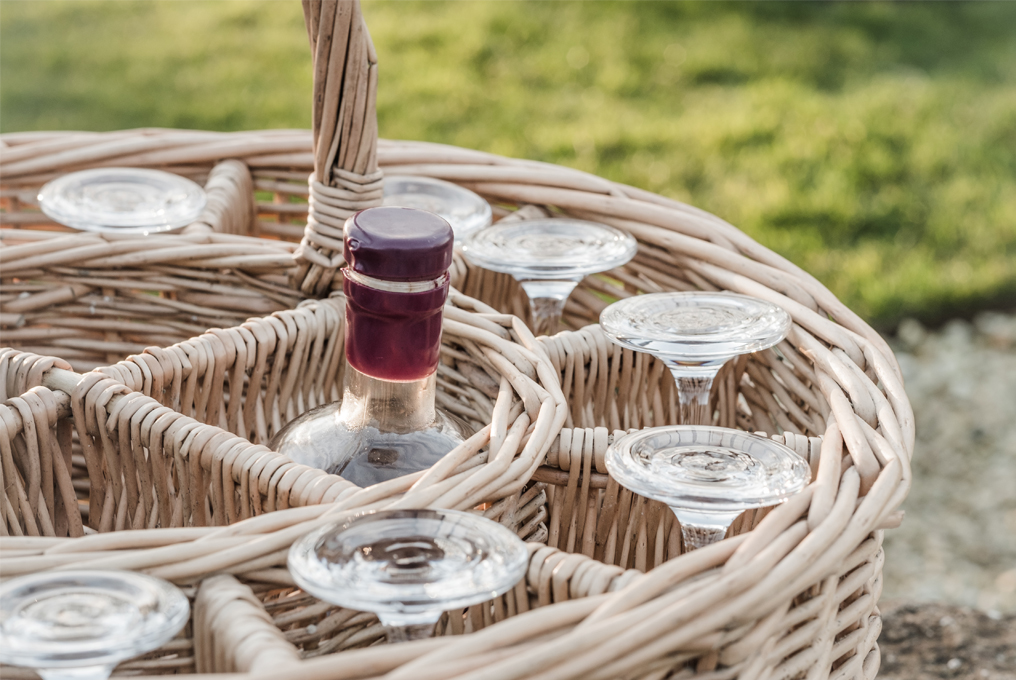 Gläser in einem Picknickkorb