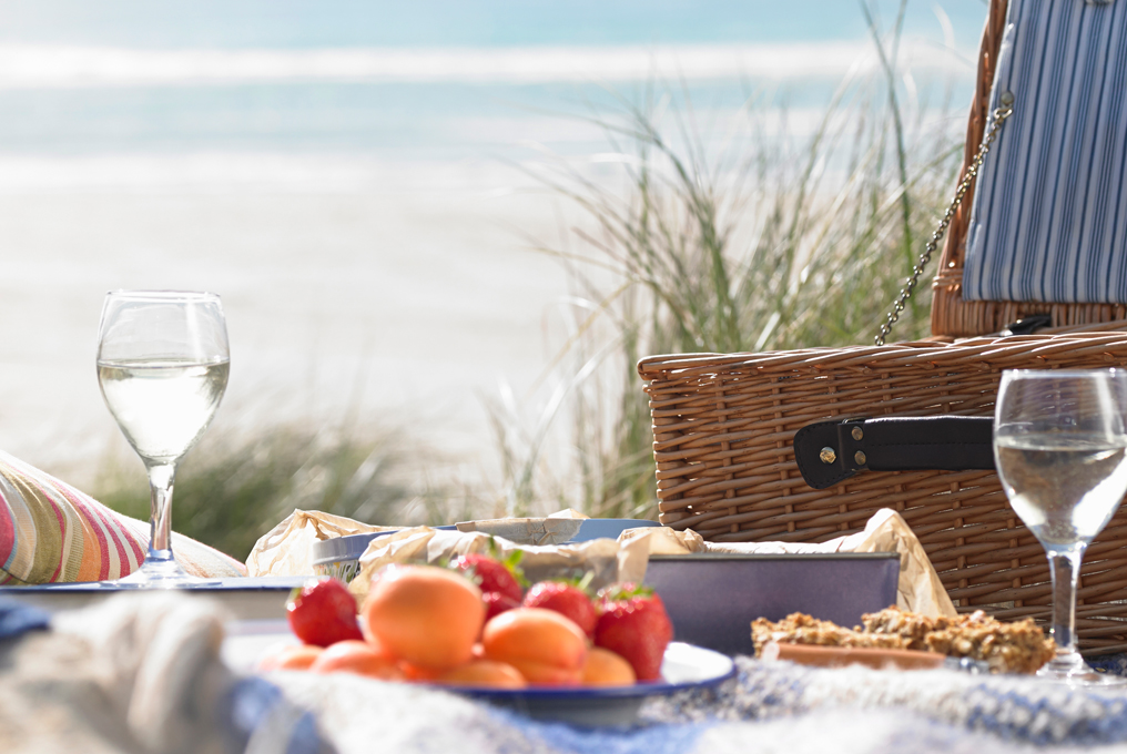 Ein Picknickkorb am Strand